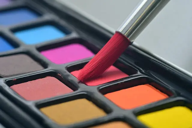 Comment associer les couleurs pour un look harmonieux